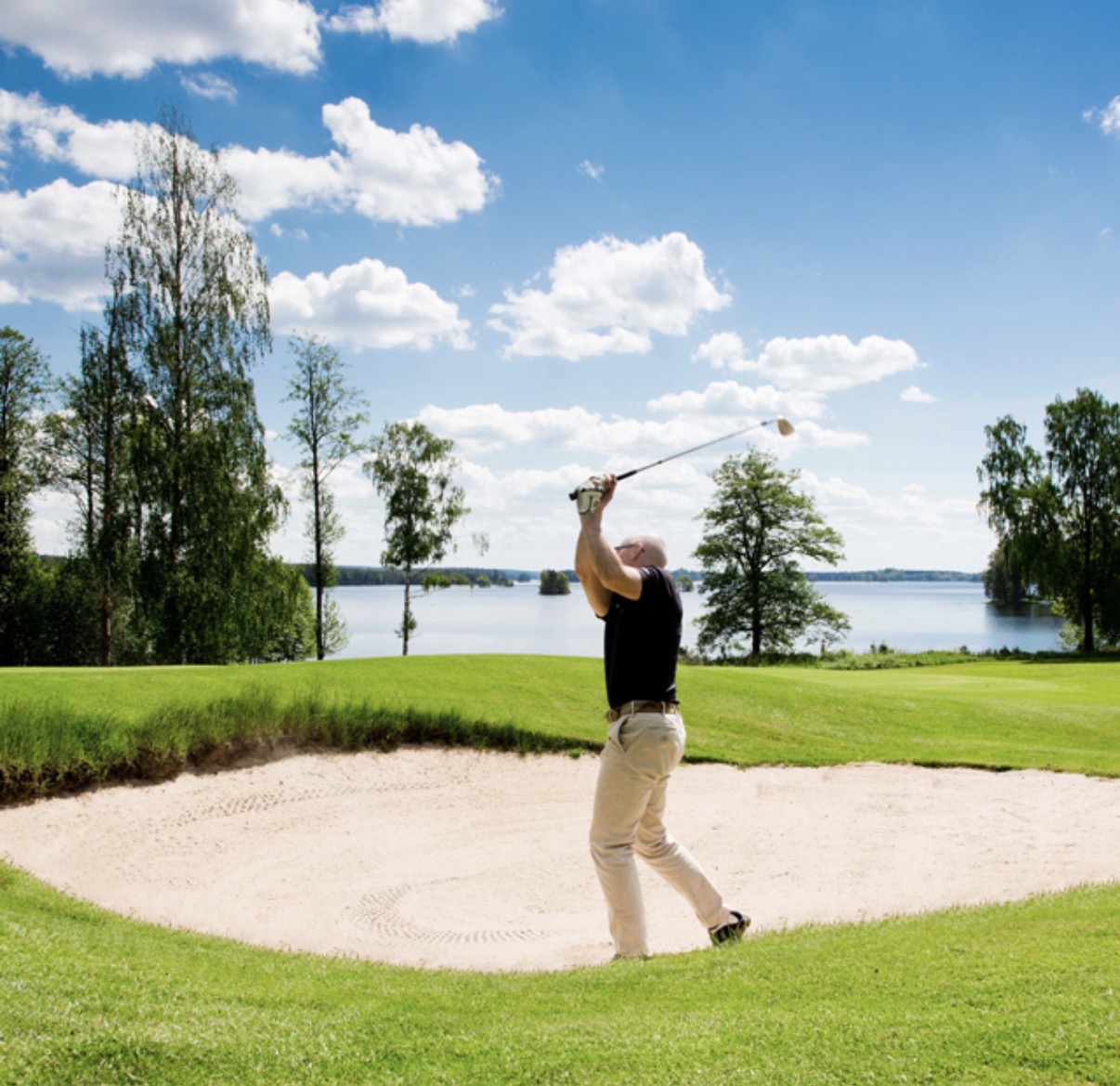 Golfspelare slår från en bunker på Värnamo GK