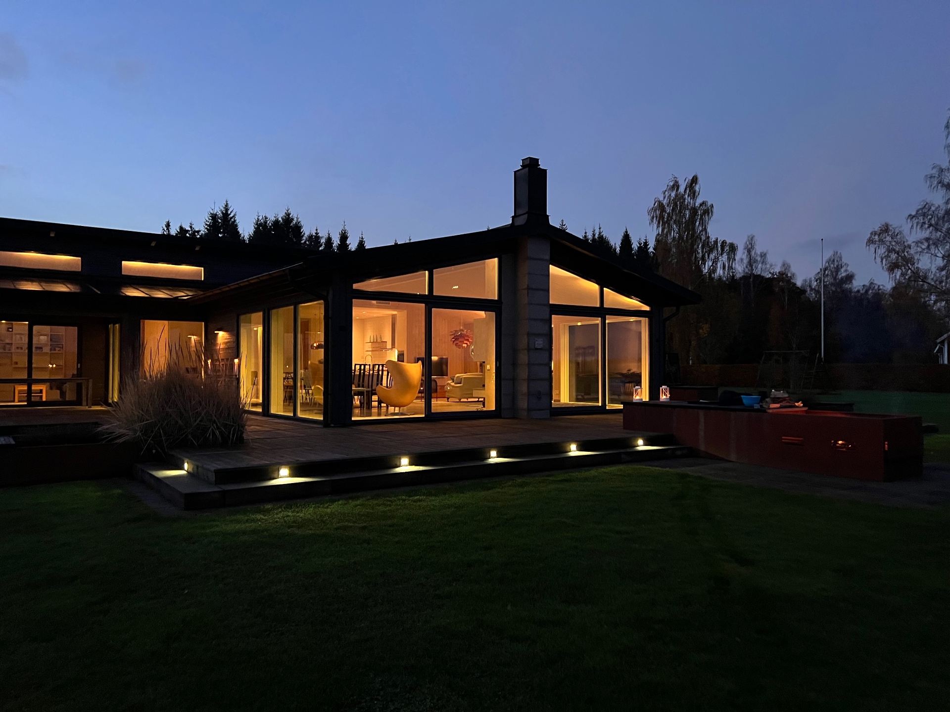 Det upplysta huset i Klastorp på kvällen