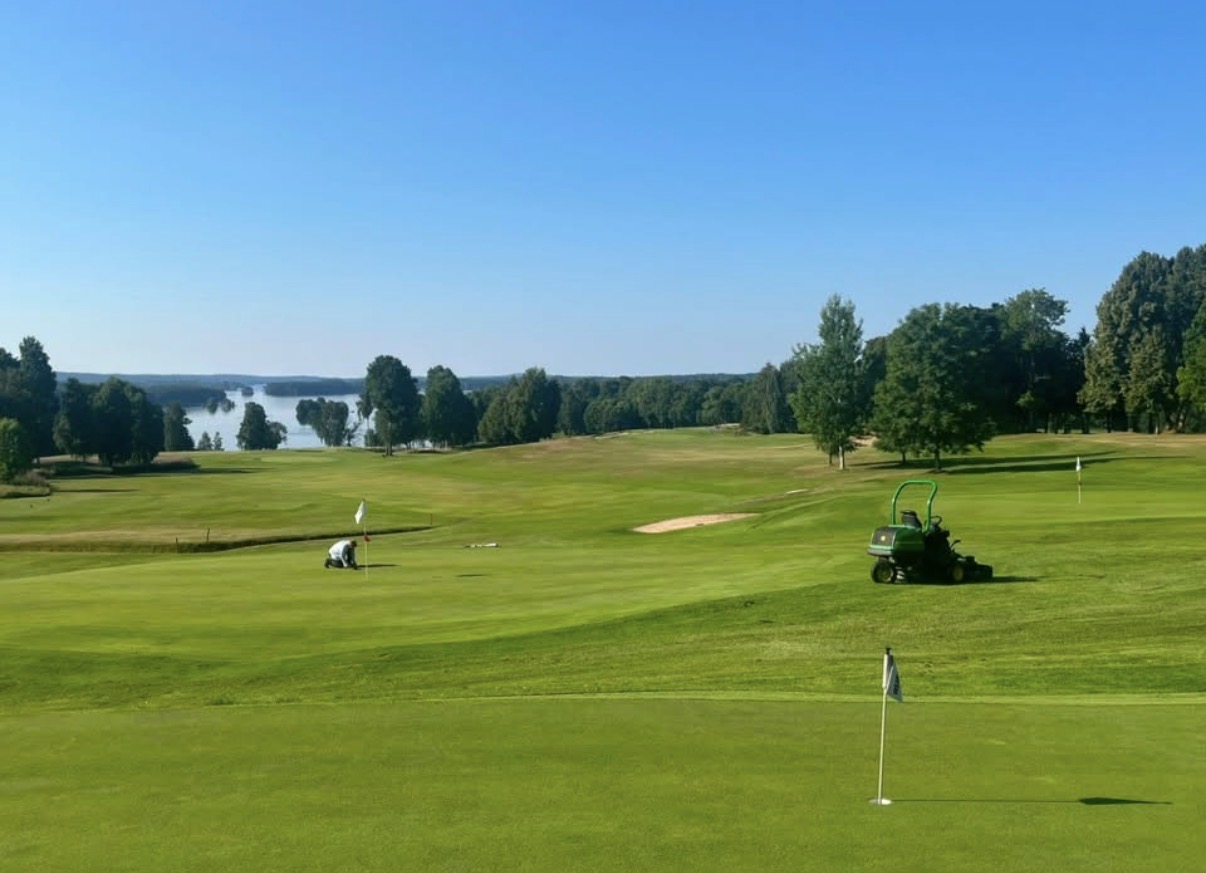 Green och fairway på Värnamo GK med utsikt över sjön Hindsen
